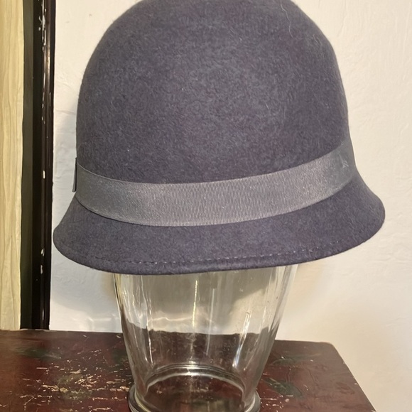 Classic hat
Does not lose its shape 
100% wool - Picture 5 of 7